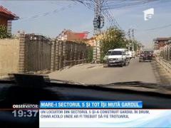 Un zid se construișeste chiar în locul trotuarului, pe o stradă din Capitală