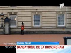 Plictiseala ar putea să îl coste slujba pe un membru al Gărzii Regale de la Palatul Buckingam