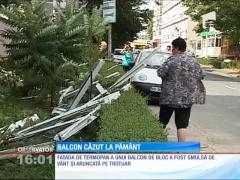 Balcon pus la pământ de o rafală de vânt!