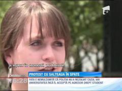 A jurat să care o saltea oriunde merge!