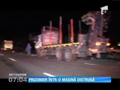 Prizonier într-o mașină distrusă