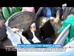 Un parlamentar a fost aruncat la gunoi