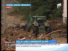 Zeci de familii ameninţate de ape