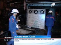 O clădire cu trei etaje din Capitală a fost mistuită de flăcări