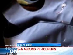 S-a refugiat pe acoperiş ca să scape de bărbatul care îi intrase cu forţa în casă