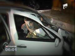 Un bărbat a fost grav rănit, după ce a intrat cu maşina în remorca unui TIR