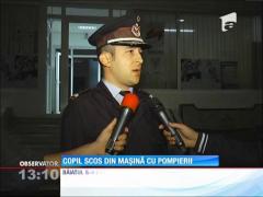 Copil scos din maşină cu pompierii