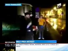 Un bărbat îmbrăcat în straie preoţeşti a făcut show în centrul orașului Târgu Mureş