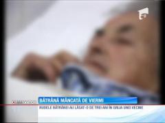 Bătrână mâncată de vie de viermi!