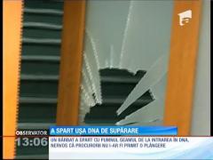 Un bărbat a spart uşa DNA de supărare