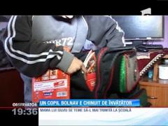 Un copil bolnav e chinuit de învăţător