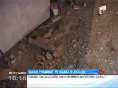 Pericol! Tavan prăbuşit pe scara unui bloc