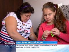 Lecţie de viaţă! O fetiţă de 11 ani vinde brăţări ca să cumpere pâine