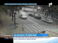 Imagini revoltătoare! Un bătrân a căzut dintr-un maxi taxi aflat în mers