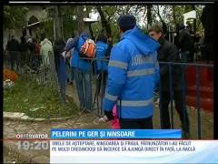 Pelerini pe ger și ninsoare