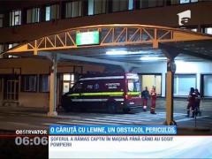 O maşină a lovit în plin o căruţă încărcată cu lemne, în Arad