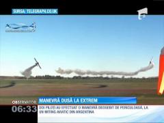 Doi piloţi din Argentina le-au dat emoţii mari spectatorilor unui show aviatic!