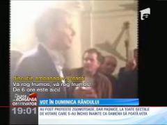 România alege, dar ce se alege de România! Sute de români au protestat în fața secțiilor de votare din diaspora