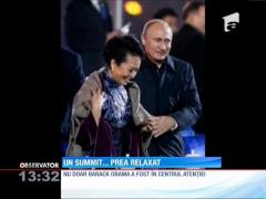 Barack Obama a fost filmat mestecând gumă la primirea oficială din China