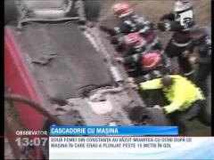 Au căzut cu maşina într-o râpă