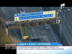 O groapă de 5 metri a blocat o autostradă aglomerată din Marea Britanie