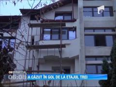 Un muncitor care executa o lucrare la exteriorul unui bloc din Iaşi a căzut în gol de la etajul trei