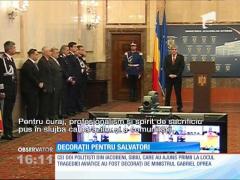 Doi poliţişti din Sibiu, decoraţi pentru modul cum au intervenit la accidentul de elicopter