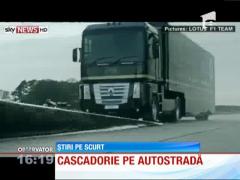 Cascadorie de zile mari! Un TIR a sărit peste o maşină de Formula 1