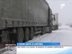 Trei TIR-uri s-au ciocnit pe Drumul European 85