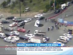 O maşină s-a prăbuşit într-o groapă apărută pe o șosea din China