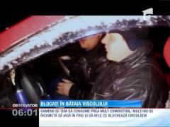 Zeci de oameni blocați în bătaia viscolului