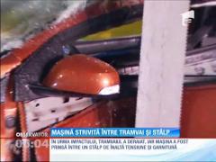 Mașină strivită între tramvai și stâlp