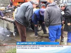 Zeci de gospodării, inundate de o magistrală de apă rece spartă