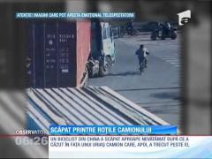 Un biciclist chinez a scăpat cu viață, după ce un camion a trecut peste el