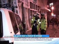 Un șofer beat a parcat în vitrină