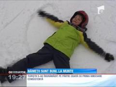Zăpada a fost motiv de bucurie pentru sute de turişti din staţiunile montane