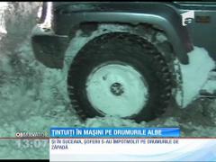 Blocați în mașini printre dune de zăpadă