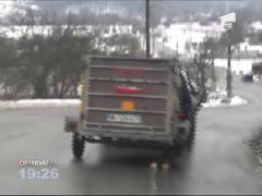 Sofer inventiv! A înlocuit o roată cu două crengi tăiate dintr-un pom