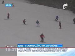 Turiştii savurează ultima zi pe părţii