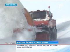 Viscolul închide școli și șosele într-o comună din Suceava