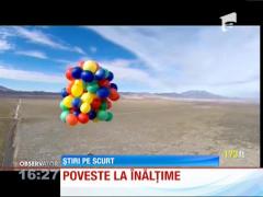 În aer, la 2.500 de metri înălţime, ridicat de 90 de baloane cu heliu