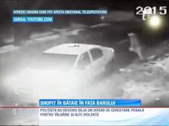 Tânăr snopit în bătaie în faţa barului