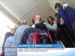 Elevii cu dizabilități dintr-un liceu din Bucureşti cer dreptul să învețe și la etaj