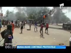 Musulmanii continuă protestele violente