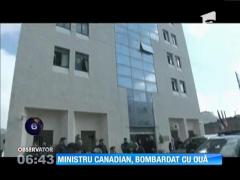 Ministrul canadian de externe, bombardat cu ouă