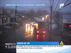Imagini șocante! Femeie lovită de TIR