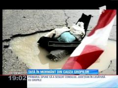 Tată în mormânt din cauza gropilor