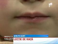 A rămas cu obrazul şi limba lipite de geamul autobuzului şcolar