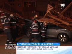 Locatarii unui bloc din Hunedoara au fost treziţi în miez de noapte de o furtună violentă