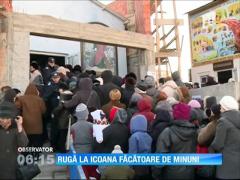 Sute de credincioşi s-au înghesuit la icoana făcătoare de minuni